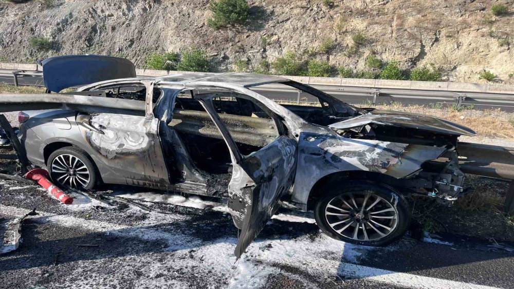 Bilecik&rsquo;te otomobil bariyere &ccedil;arpıp alev aldı: 3 astsubay yaralandı
