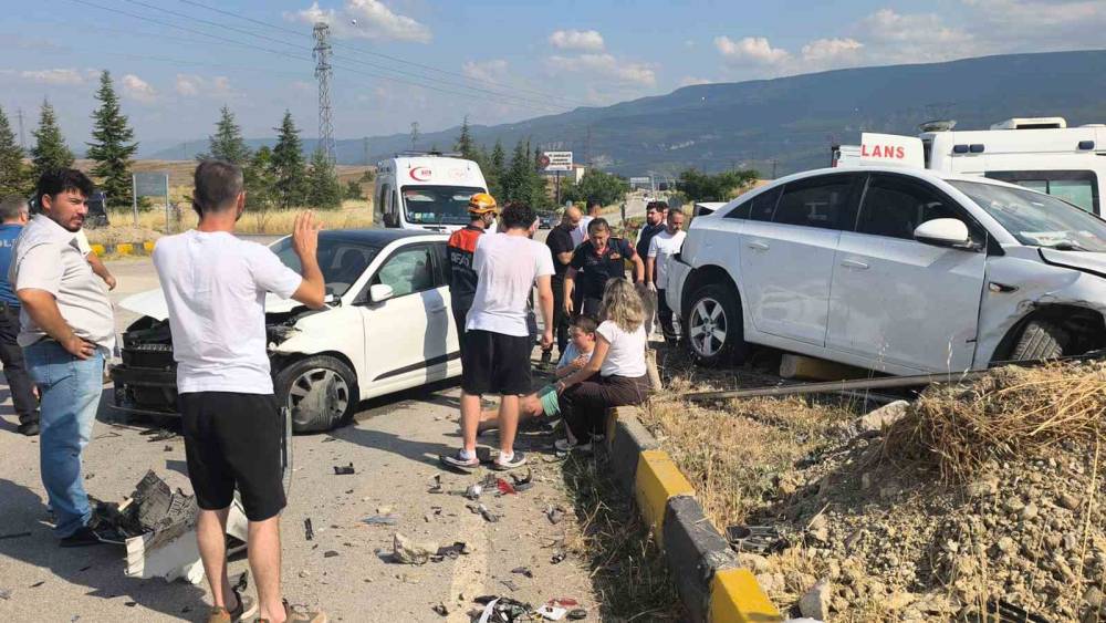Karab&uuml;k&rsquo;te iki otomobil &ccedil;arpıştı: 1&rsquo;i ağır 7 yaralı
