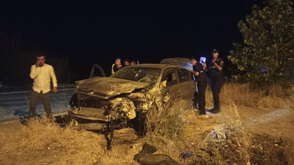 Tır ile iki otomobil &ccedil;arpıştı: 7 yaralı
