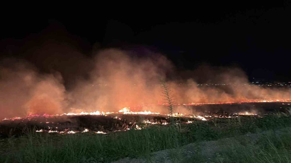 Osmaniye&rsquo;de mısır tarlasında &ccedil;ıkan anız yangını s&ouml;nd&uuml;r&uuml;ld&uuml;
