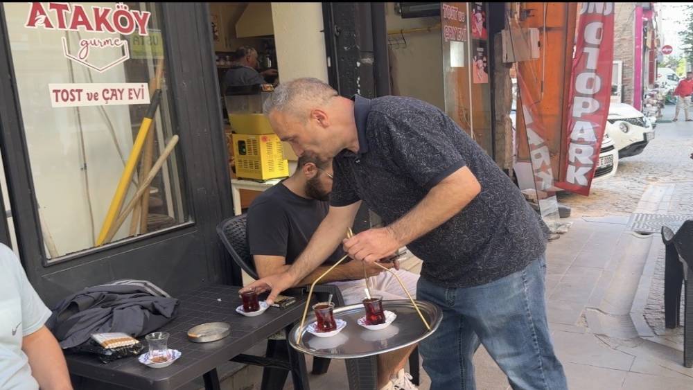 Dışlanma iddiasını reddeden &ccedil;ay ocağı &ccedil;alışanı, "Herkese kapımız a&ccedil;ık"
