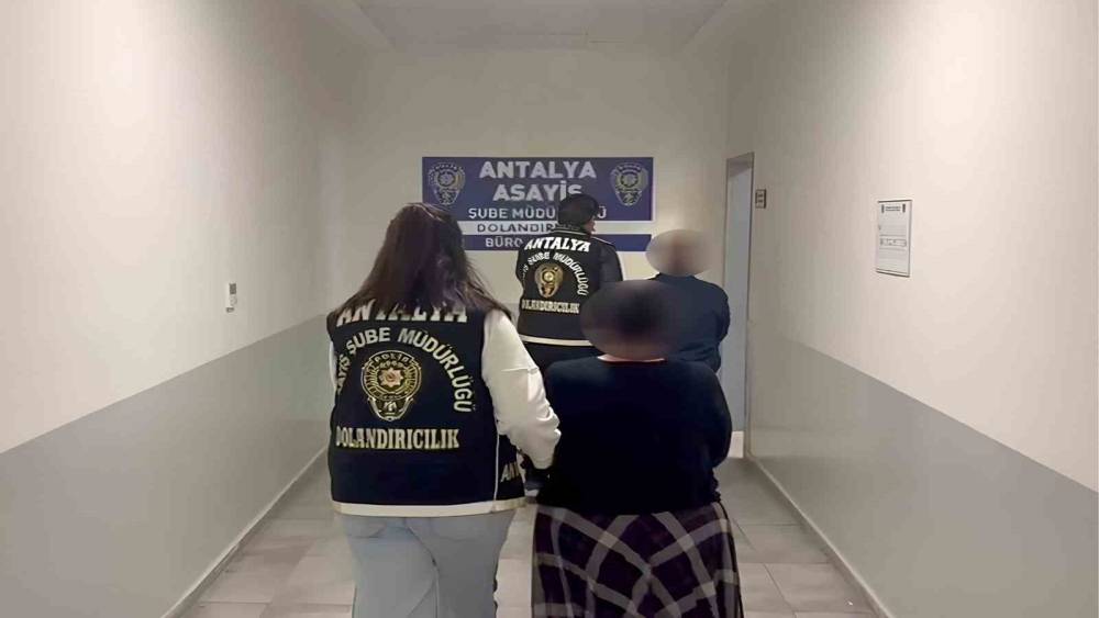 Kendilerini &rsquo;mali istihbarat yetkilisi&rsquo; olarak tanıtıp 6 milyon TL&rsquo;lik vurgun yaptılar: 1 tutuklama
