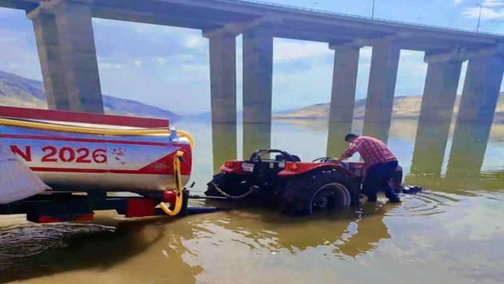 Hasankeyf&rsquo;te baraj suyuna g&ouml;m&uuml;len trakt&ouml;r&uuml; vatandaşlar &ccedil;ıkardı
