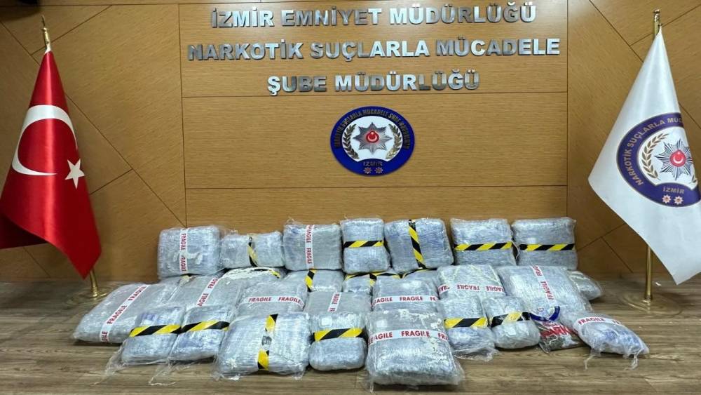 İzmir&rsquo;de bir evde 80 kilo uyuşturucu ele ge&ccedil;irildi
