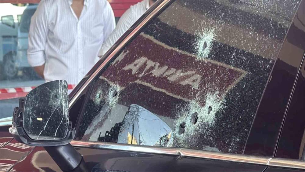 Diyarbakır&rsquo;da ışıkta duran otomobile silahlı saldırı: 2 yaralı
