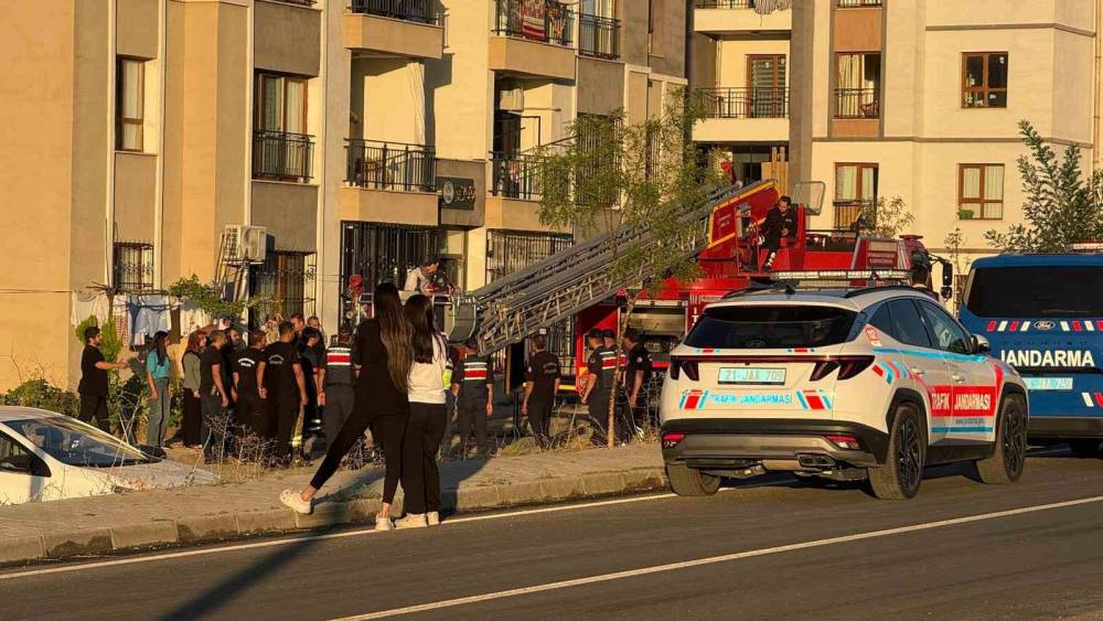 Balkon demirlerinde asılı kalan kadını, alt kattaki balkona tırmanarak kurtardı
