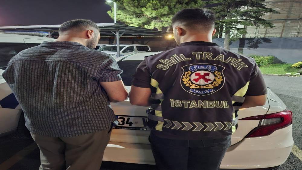 Zeytinburnu&rsquo;nda yaya yolundan ge&ccedil;en adama saldıran s&uuml;r&uuml;c&uuml; yakalandı
