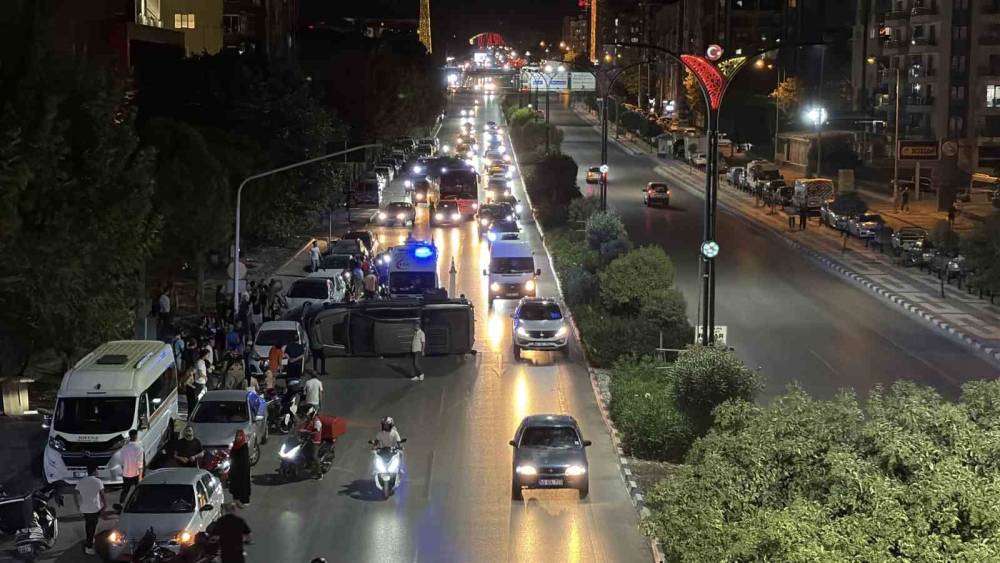 Makas atan s&uuml;r&uuml;c&uuml; 5 araca &ccedil;arpıp kayıplara karıştı
