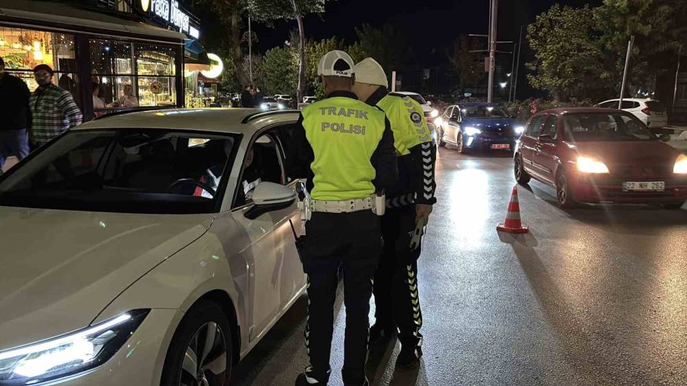 Edirne&rsquo;de trafik denetiminde ehliyetinin s&uuml;resinin dolduğunu &ouml;ğrenen s&uuml;r&uuml;c&uuml;: "G&uuml;zel bir doğum g&uuml;n&uuml; hediyesi oldu"
