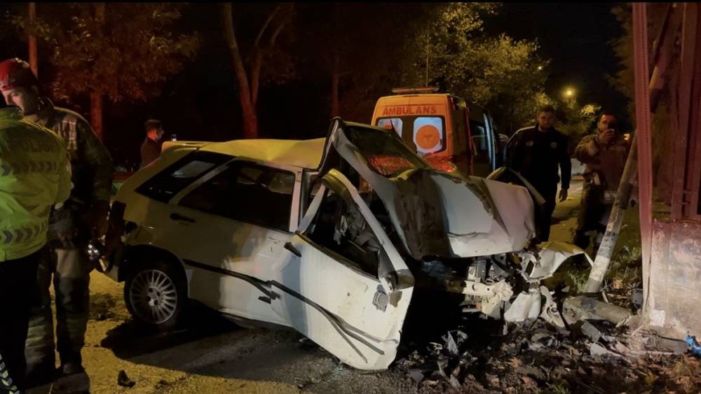 Kontrolden &ccedil;ıkan ara&ccedil; duvara &ccedil;arptı&hellip; Sıkıştığı ara&ccedil;tan b&ouml;yle kurtarıldı
