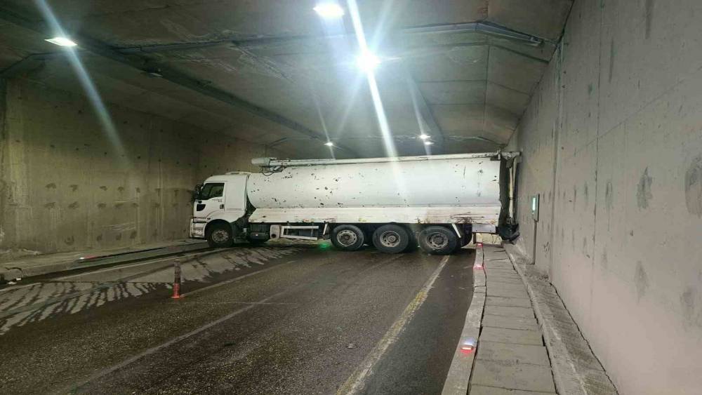Malatya&rsquo;da yakıt tankeri t&uuml;neli kilitledi
