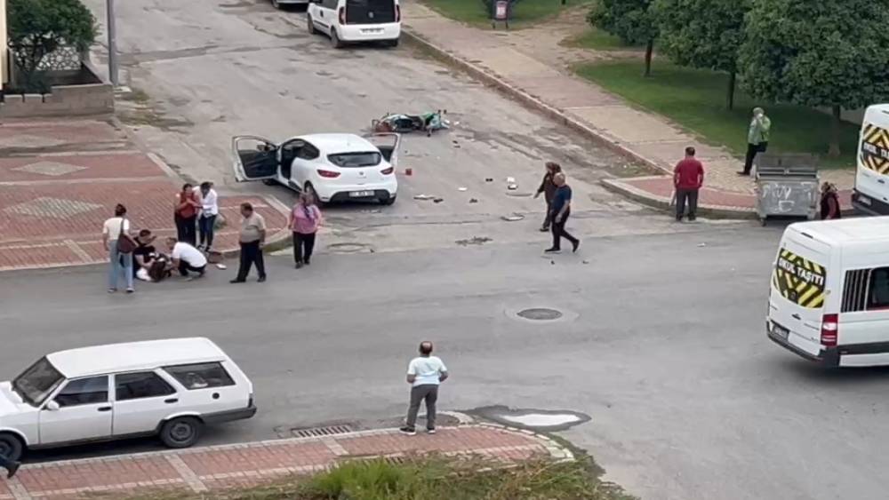 Motosikletle &ccedil;arpışan otomobilin s&uuml;r&uuml;c&uuml;s&uuml; şoka girdi, g&ouml;zyaşlarına boğuldu

