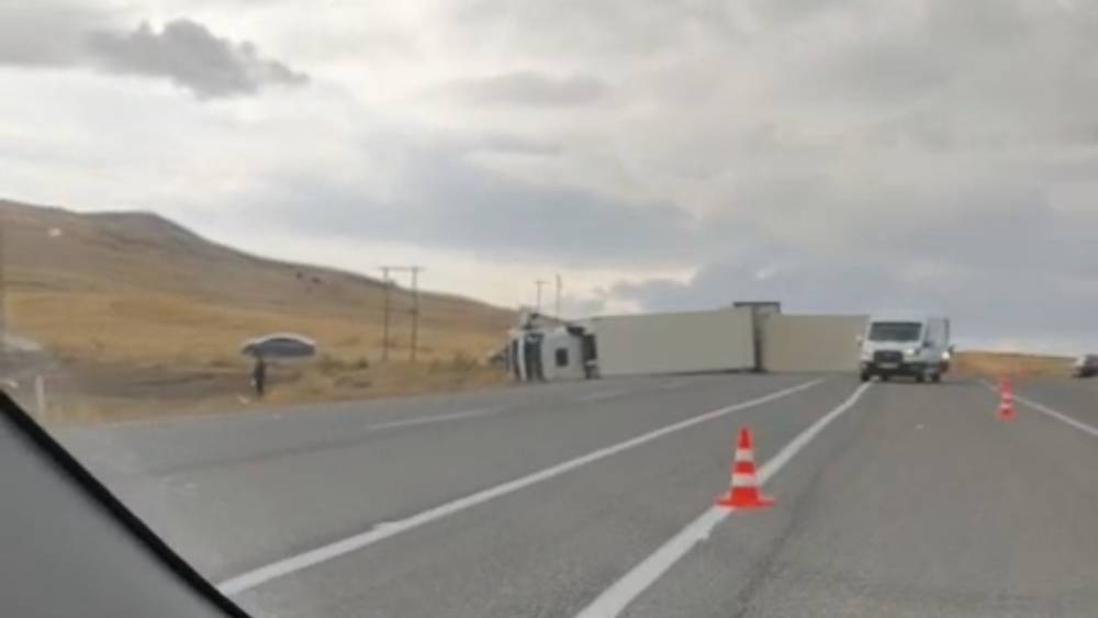 Van&rsquo;da devrilen tırın s&uuml;r&uuml;c&uuml;s&uuml; yaralandı

