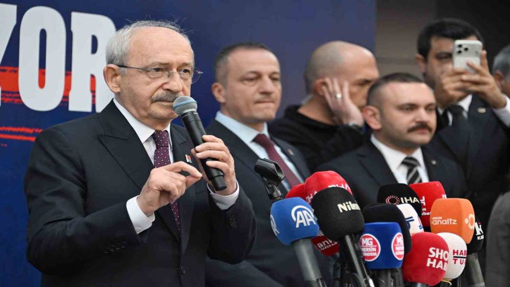 Kılı&ccedil;daroğlu g&ouml;zaltına alınan başkanlara destek i&ccedil;in Mersin&rsquo;e ziyarette bulundu
