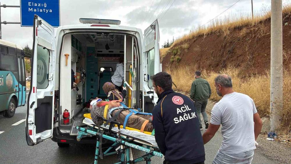 Elazığ&rsquo;da kamyonun &ccedil;arptığı adam yaralandı
