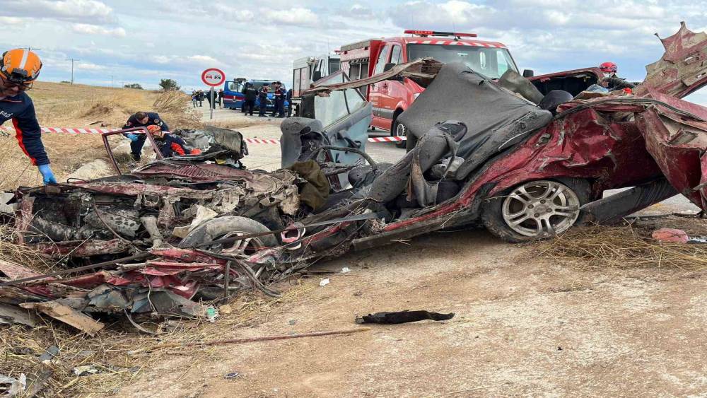 Uşak&rsquo;ta kamyon ile otomobil &ccedil;arpıştı: 3 &ouml;l&uuml;, 1 yaralı
