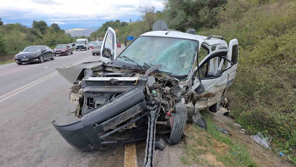 Otomobil ile hafif ticari ara&ccedil; kafa kafaya &ccedil;arpıştı: 2 yaralı

