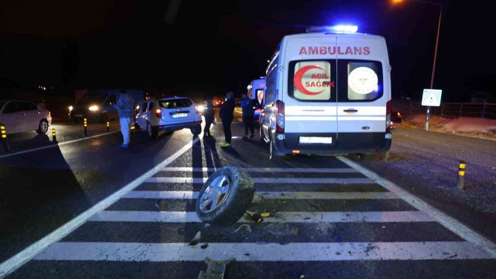 Nevşehir&rsquo;de iki otomobil kafa kafaya &ccedil;arpıştı: 3&rsquo;&uuml; &Ccedil;inli turist 5 yaralı
