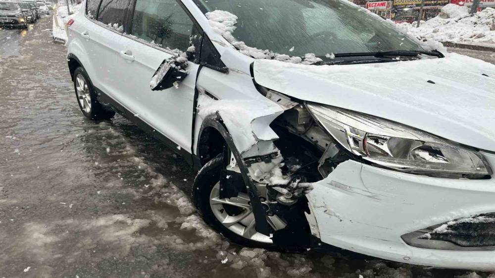 Bitlis&rsquo;te zincirleme trafik kazası
