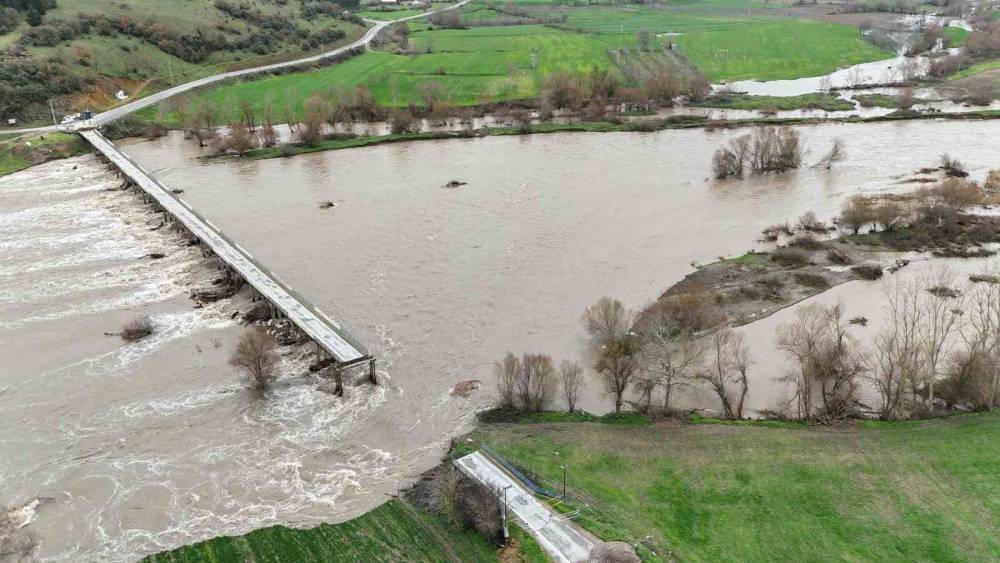 Sel suları ile ikiye ayrılan Yıldız K&ouml;pr&uuml;s&uuml; dron ile g&ouml;r&uuml;nt&uuml;lendi
