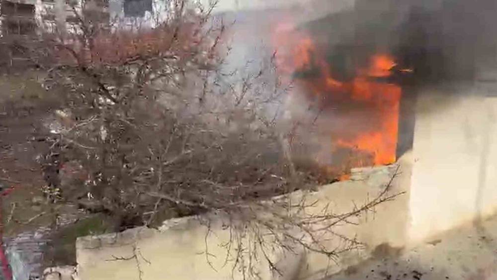 Tek katlı m&uuml;stakil ev alevlere teslim oldu: 1 ağır yaralı
