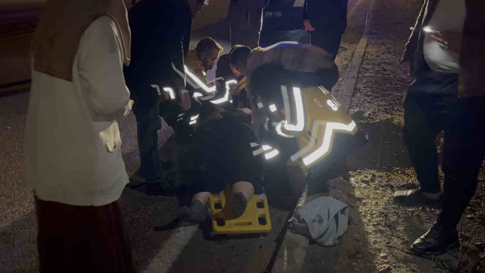 Karşıya ge&ccedil;mek isterken otomobilin &ccedil;arptığı kadın ağır yaralandı
