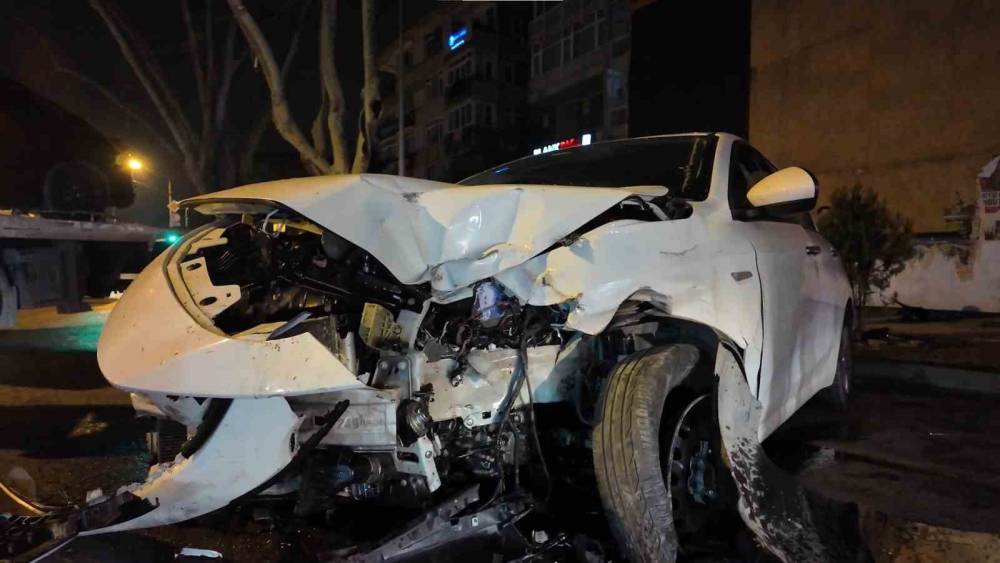 Caddebostan&rsquo;da makas atan s&uuml;r&uuml;c&uuml; l&uuml;ks araca &ccedil;arpıp ka&ccedil;tı
