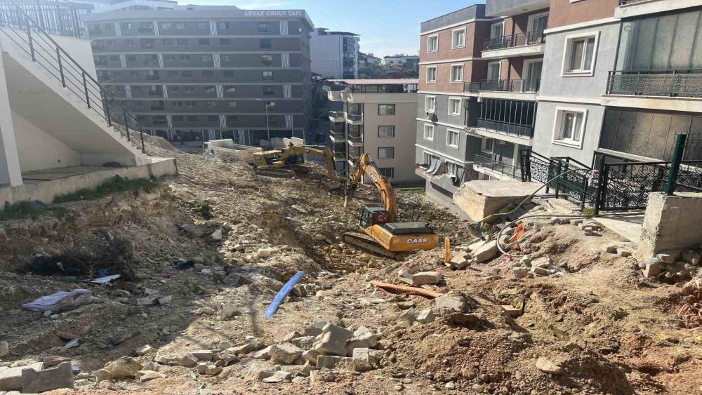 Heyelanda &ccedil;&ouml;ken istinat duvarının enkazını kaldırma &ccedil;alışmaları s&uuml;r&uuml;yor
