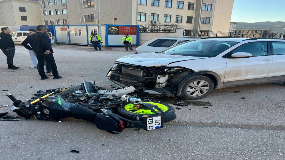 Motosiklet ile otomobil &ccedil;arpıştı: 1 yaralı
