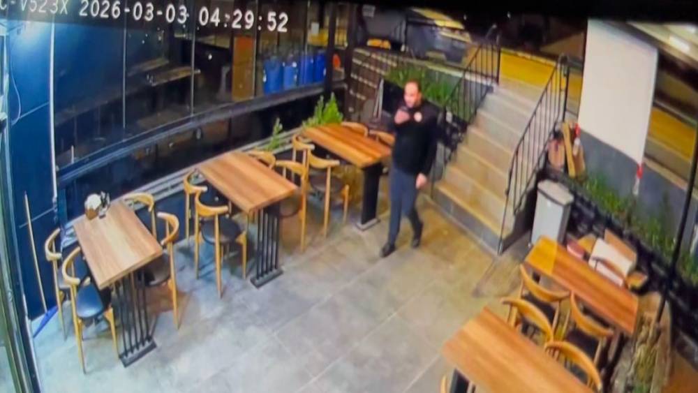 Park ettiği otomobil bir anda geri ka&ccedil;tı, direğe &ccedil;arparak durabildi
