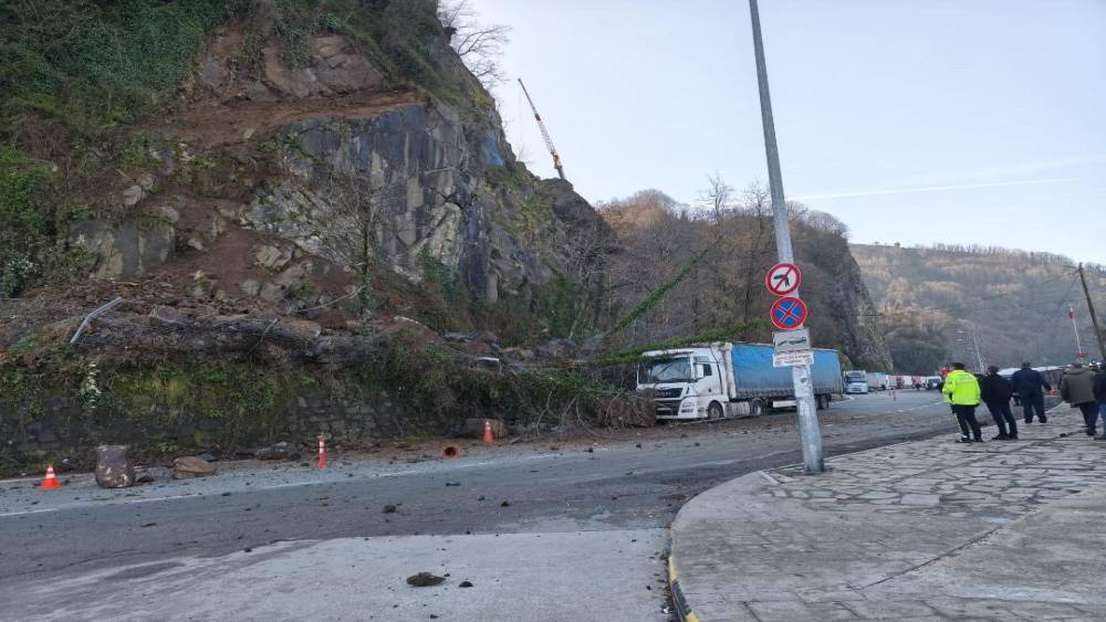 Artvin&rsquo;de heyelan: Yama&ccedil;tan kopan kayalar tırda hasara yol a&ccedil;tı

