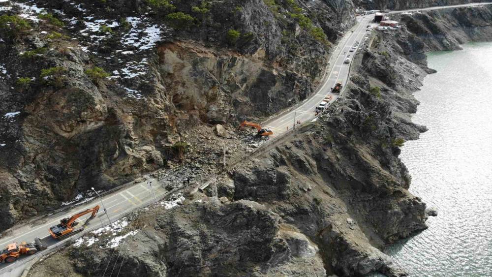 G&uuml;m&uuml;şhane - Giresun kara yolunu kapatan heyelan havadan g&ouml;r&uuml;nt&uuml;lendi
