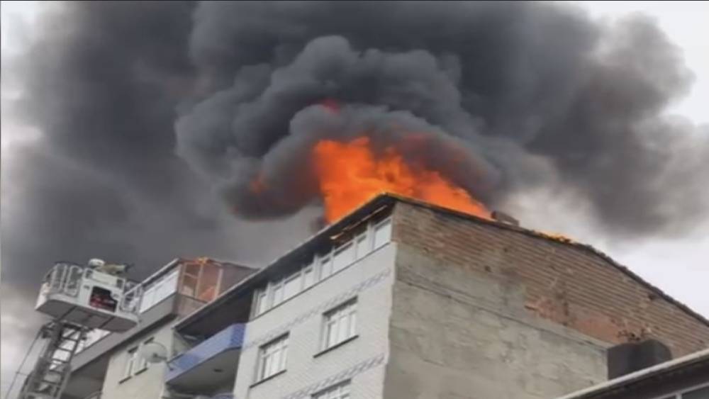 Sultangazi&rsquo;de 6 katlı binada yangın paniği yaşandı, 2 kişi dumandan etkilendi
