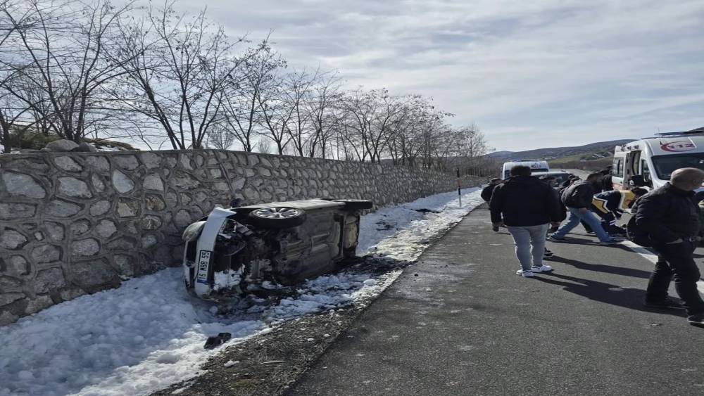 İstinat duvarına &ccedil;arpan otomobil devrildi: 5 yaralı

