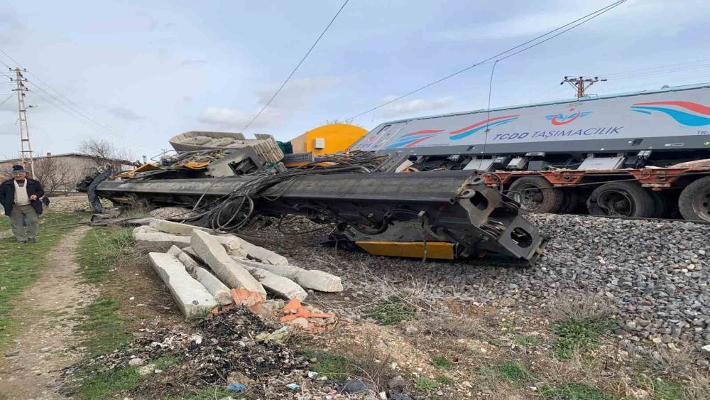 Nevşehir&rsquo;de y&uuml;k treni tıra &ccedil;arptı: 2 makinist yaralandı
