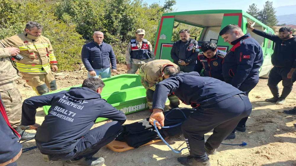 U&ccedil;uruma yuvarlanan hafriyat kamyonunun s&uuml;r&uuml;c&uuml;s&uuml; hayatını kaybetti
