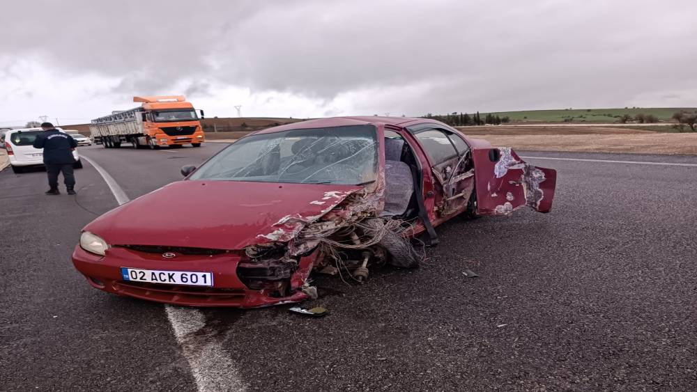 Yolda kayan ara&ccedil; karşı şeride ge&ccedil;erek ara&ccedil;la &ccedil;arpıştı: 2 yaralı
