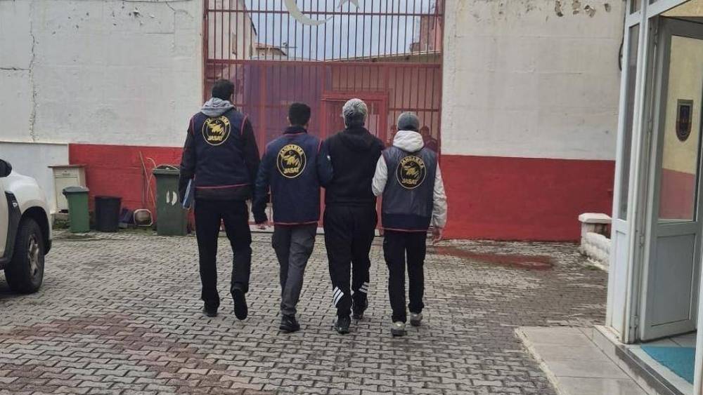 Kuşadası&rsquo;nda 18 yıl hapis cezası bulunan firari yakalandı
