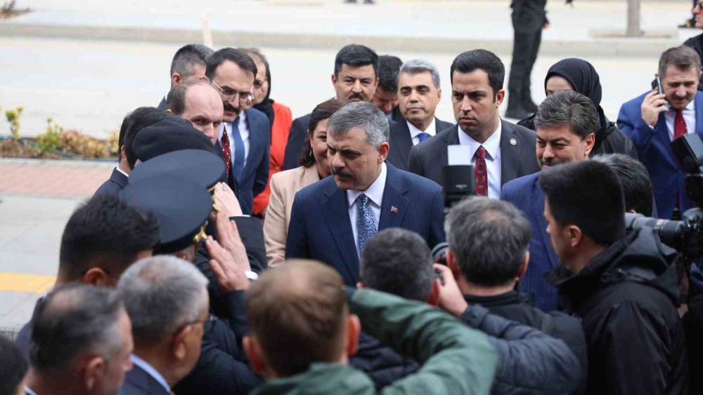 İ&ccedil;işleri Bakanı &Ccedil;ift&ccedil;i: "Herkes endişe i&ccedil;erisindeyken bizim &ouml;yle bir tasamız yok, başımızda bir d&uuml;nya lideri var"
