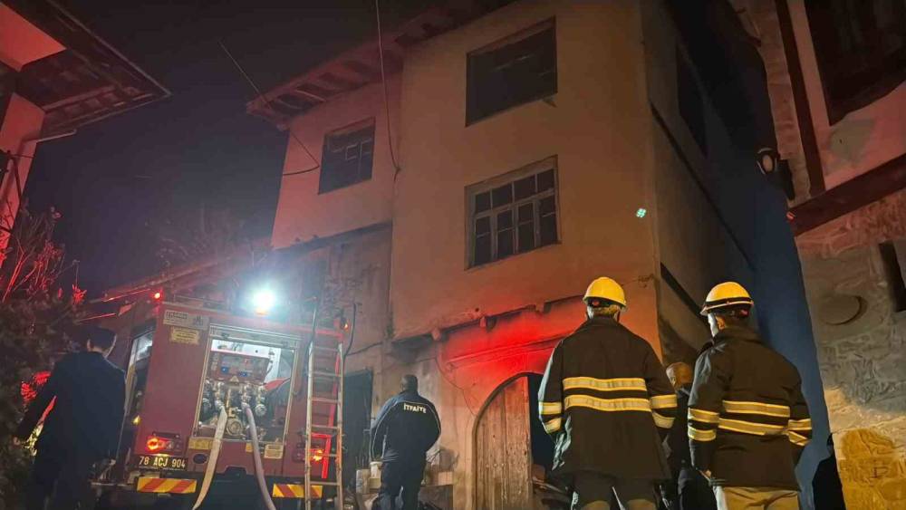 Safranbolu&rsquo;da 2 katlı m&uuml;stakil evde yangın paniği
