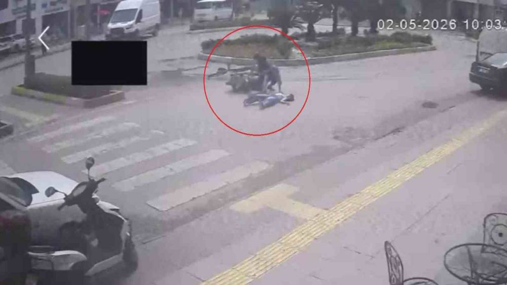 Yaya ge&ccedil;idini kullanan bisiklete motosiklet &ccedil;arptı: 2&rsquo;si &ccedil;ocuk 3 yaralı
