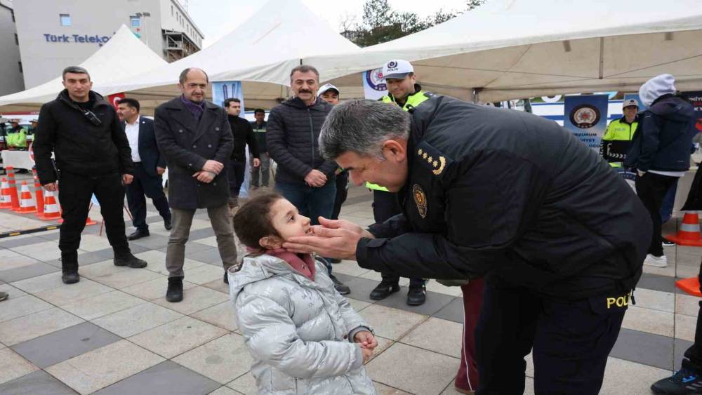 Trafik bilinci i&ccedil;in tek y&uuml;rek: Erzurum Emniyeti Havuzbaşı&rsquo;ndaydı
