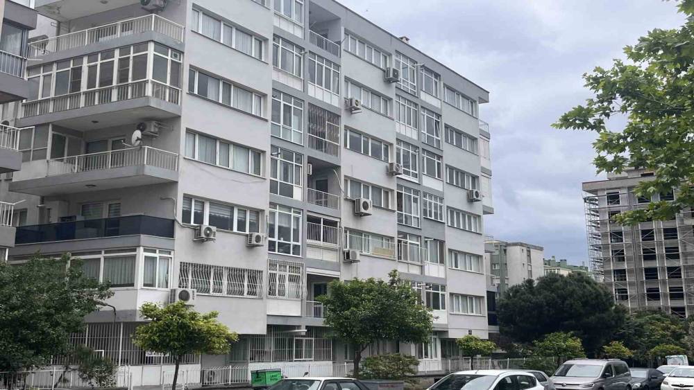 İzmir&rsquo;de bir baba tartıştığı oğlunu bı&ccedil;aklayarak &ouml;ld&uuml;rd&uuml;

