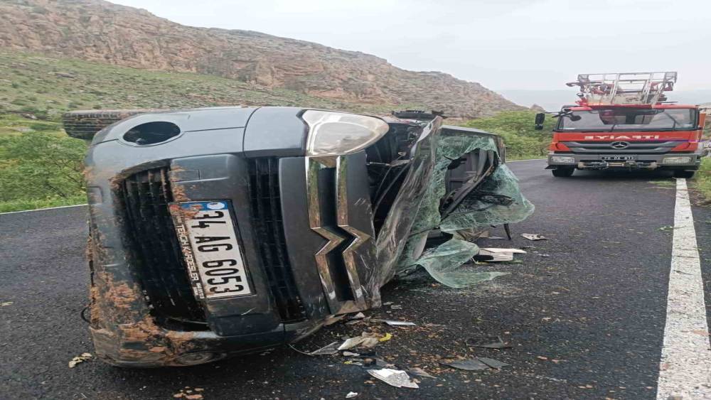 Hasankeyf&rsquo;te takla atan hafif ticari ara&ccedil;ta bulunan 3 kişi yaralandı
