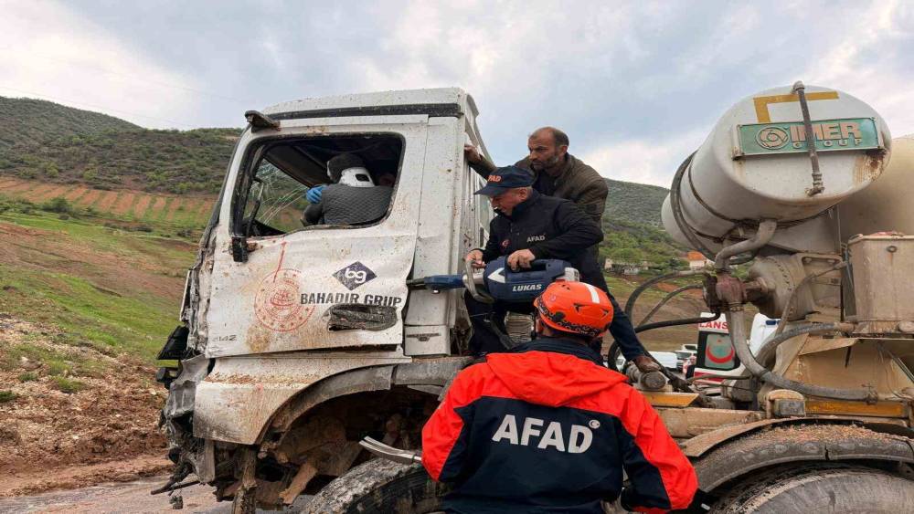 Eruh&rsquo;ta beton mikseri kaza yaptı, sıkışan s&uuml;r&uuml;c&uuml;y&uuml; ekipler kurtardı
