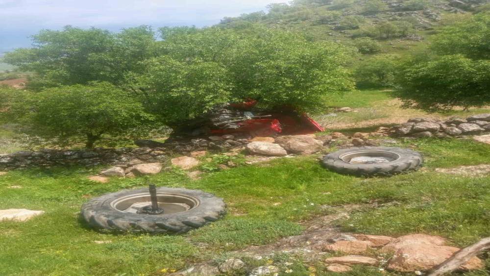 Gerc&uuml;ş&rsquo;te trakt&ouml;r u&ccedil;uruma yuvarlandı, s&uuml;r&uuml;c&uuml; atlayarak kurtuldu
