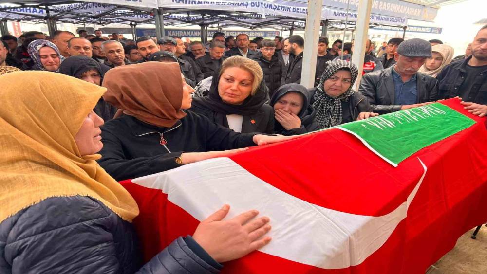 11 yaşındaki Almina&rsquo;nın son yolculuğunda annenin ağıtları y&uuml;rek yaktı
