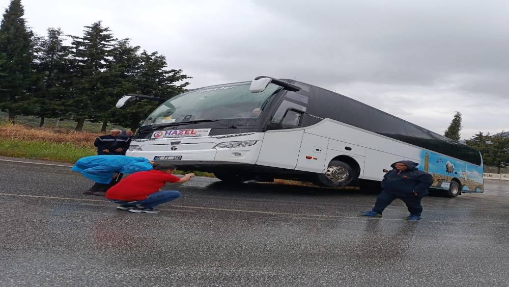 Sel&ccedil;uk&rsquo;ta rampayı &ccedil;ıkamayan tur otob&uuml;s&uuml; şarampole kaydı
