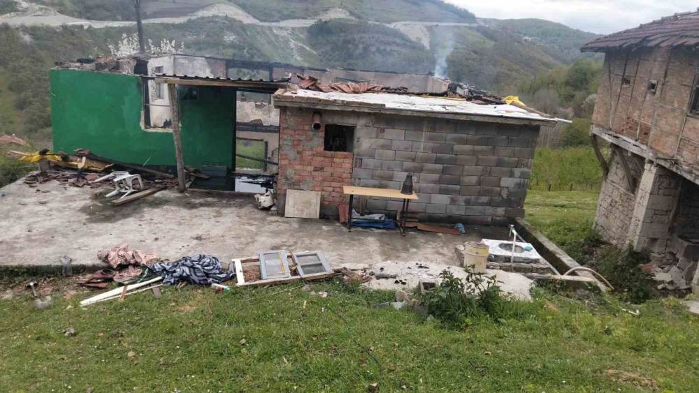 Zonguldak&rsquo;ta &ccedil;ıkan yangın yaşlı &ccedil;iftin evini k&uuml;le &ccedil;evirdi
