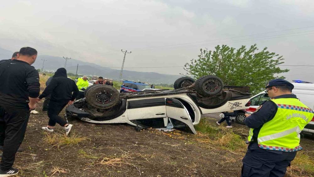 Osmaniye&rsquo;de kontrolden &ccedil;ıkan otomobil tarlaya devrildi: 1 yaralı
